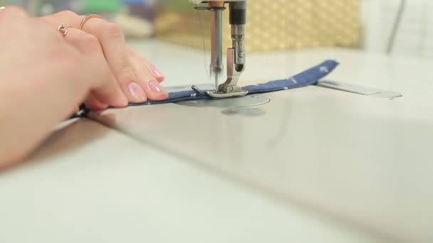 Girl working at the sewing machine — Stock Video