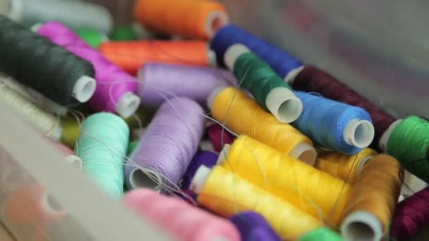 La bobine avec des fils colorés