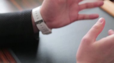 elleriyle işaret işadamı