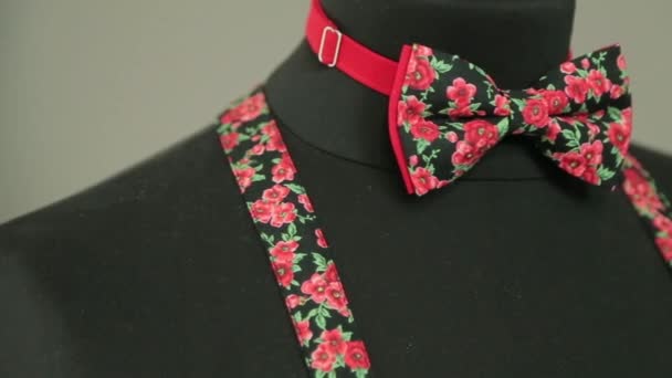 Gekleurde ' bow-tie op een mannequin — Stockvideo