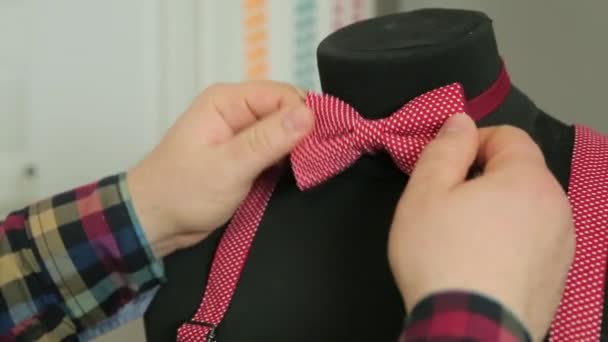 Rode ' bow-tie op een mannequin — Stockvideo