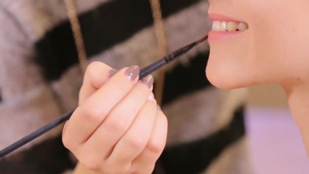 Chica haciendo maquillaje antes de la boda — Vídeos de Stock