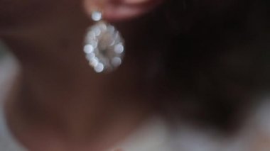 Kız elmas küpe düzeltir