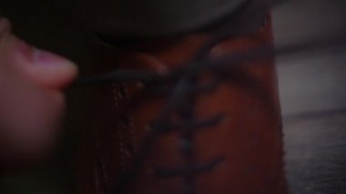 Dantel kahverengi ayakkabı, oxfords bağlayan adam