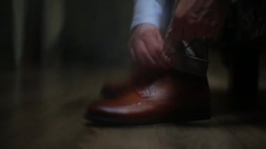 Dantel kahverengi ayakkabı, oxfords bağlayan adam