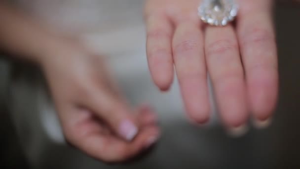 De bruid draagt een oorbel met diamant — Stockvideo