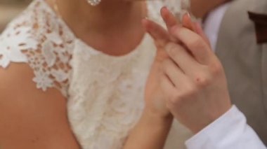 Çift hafifçe birbirlerinin ellerini okşamak