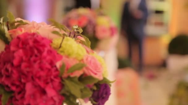 Rote Blumen auf der Hochzeit, Hochzeitssträuße — Stockvideo