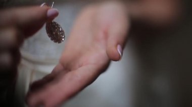 Gelini elmas küpe takıyor