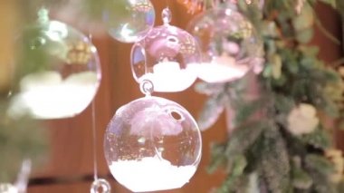 Cam dekoratif topları ve yeşil