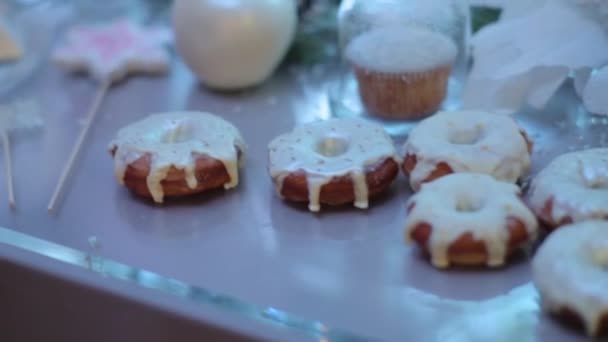 Dulces y pasteles navideños en una bandeja — Vídeos de Stock