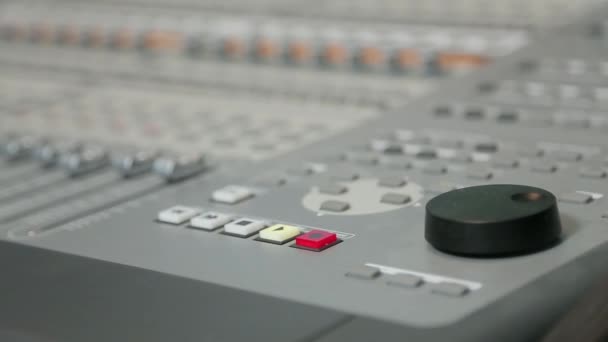 Músico presiona el botón de parada en el panel de mezcla — Vídeo de stock