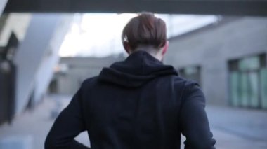 Adam stadyum çevresinde çalışan