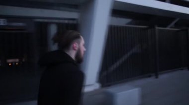 Adam bir sakal arka görünüm ile çalışan