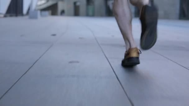 Man lopende voeten close-up — Stockvideo