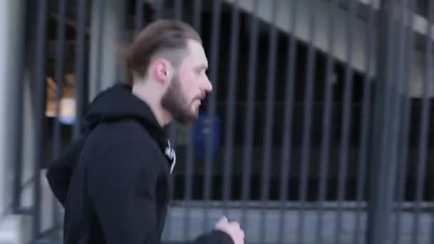 Running man met een baard — Stockvideo