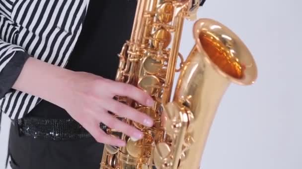 Een man die saxofoon speelt. — Stockvideo