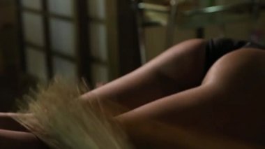 Bir süpürge bir sauna kızla tokat