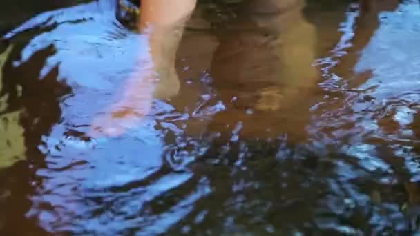 Girl leads the water by feet — Stock Video
