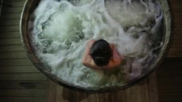 Mädchen sitzt im Whirlpool — Stockvideo