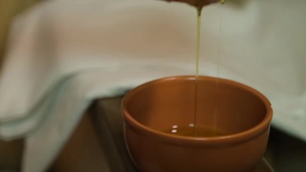 Donna prende l'olio da una nave nella spa — Video Stock