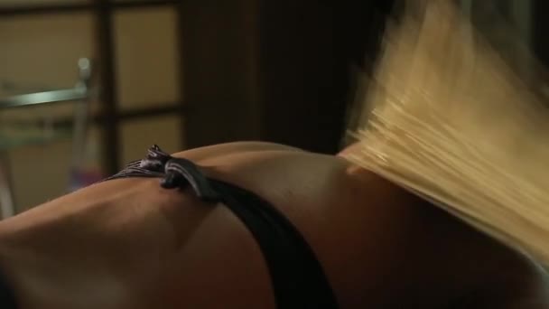 Slap na dziewczynę z miotłą w saunie — Wideo stockowe