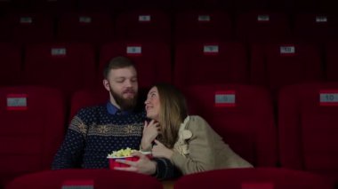 Bir adam bir filmde sarılma kız