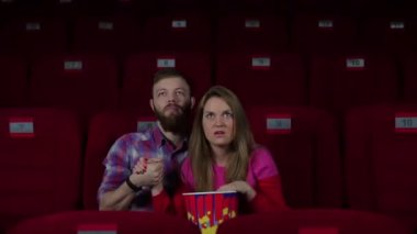 Erkek ve kız sinemada korkuttu