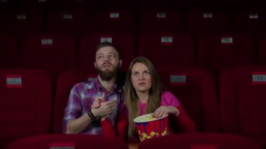 Erkek ve kız sinemada korkuttu