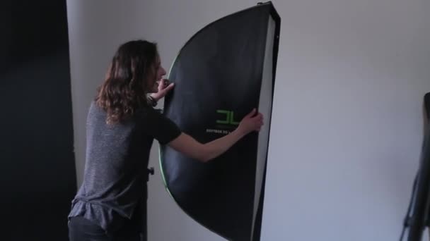 Meisje past het licht voor een fotoshoot — Stockvideo