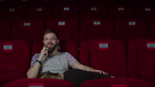 Garoto e menina fazendo diversão no cinema — Vídeo de Stock