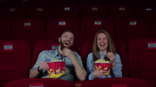 Парень и девушка смеются в кино — стоковое видео