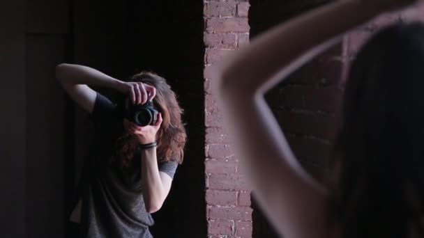 Menina fotografando o modelo no estúdio — Vídeo de Stock