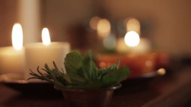 Yanan mumlar ve güzel dekor