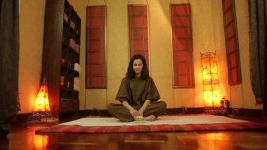 Esmer kız kimono içinde çay içecekler