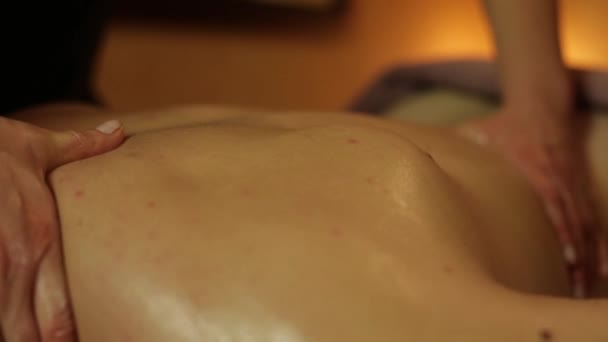 Massage på baksidan av en man — Stockvideo