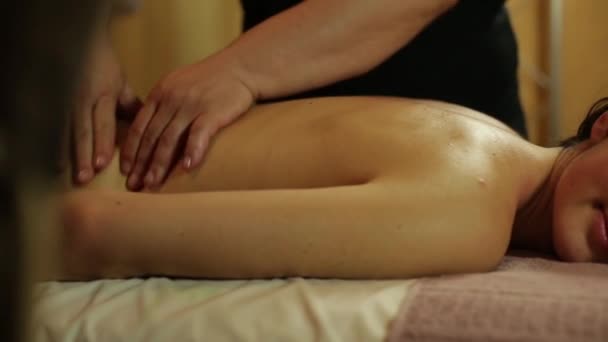 Menina relaxa com uma massagem — Vídeo de Stock