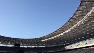 Futbol Stadyumu ve mavi gökyüzü Panoraması