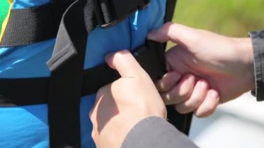 Bir adam düğmeleri mavi yeleği