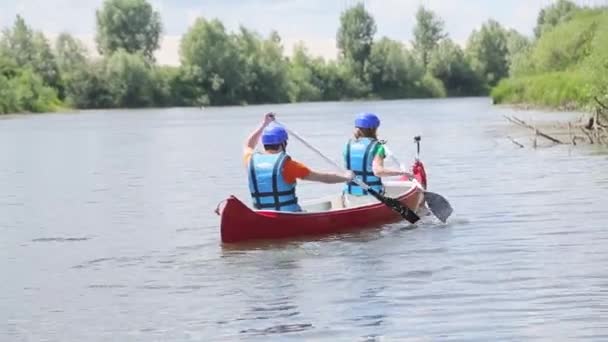 男人和女人在独木舟漂流在河上 — 图库视频影像