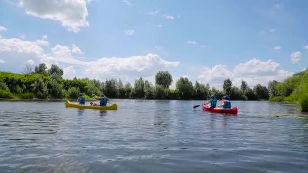 Dos canoas con gente flotando en el río — Vídeos de Stock