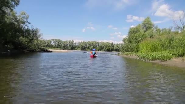 Два человека на плоту на каноэ на реке — стоковое видео