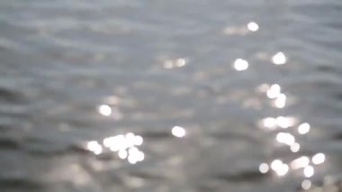 suya yansıyan güneş