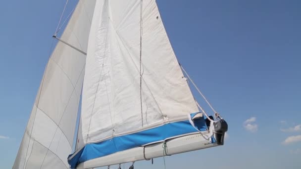 Soaring sail against the sky — Stock Video