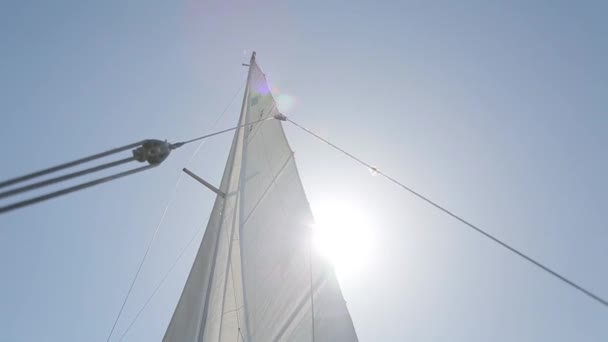 Voile et ciel bleu et soleil en arrière-plan — Video