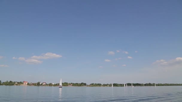 游艇在湖和蓝色的天空 — 图库视频影像
