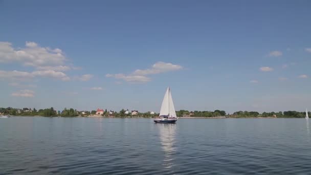 Jacht mit Menschen und Boot — Stockvideo