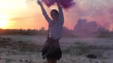 Sis bombası onun elinde dön kız