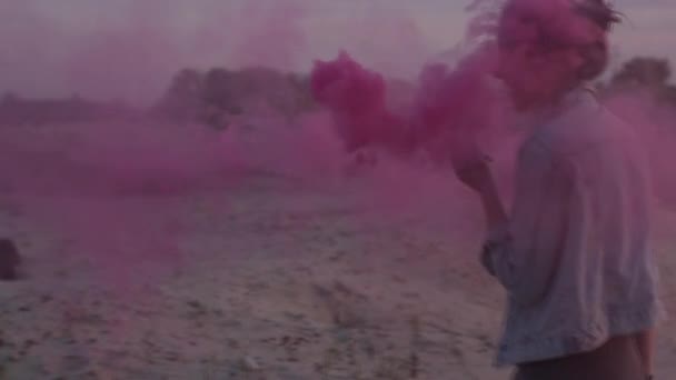 女孩用手中的粉色烟花 — 图库视频影像