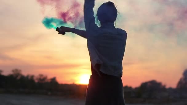 Menina com fogos de artifício coloridos e pôr do sol — Vídeo de Stock